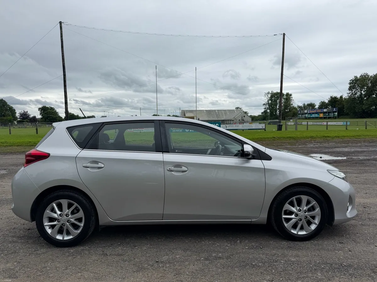 Toyota Auris 1.4 Luna LOW MILAGE - Image 2