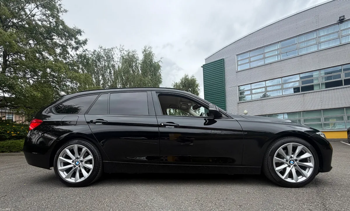 BMW 318i Sport Touring Auto Low Kms - Image 3
