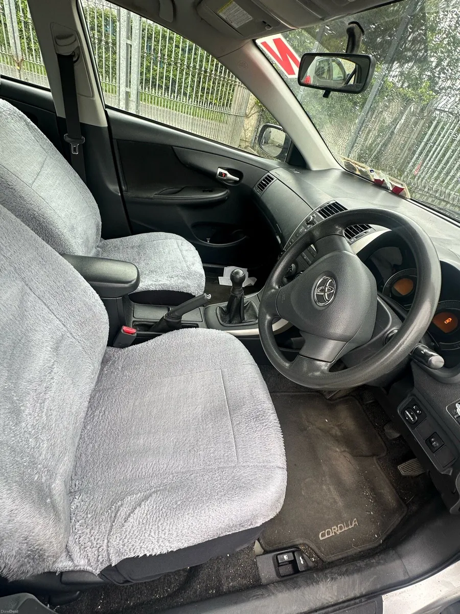 Toyota corolla - Image 6