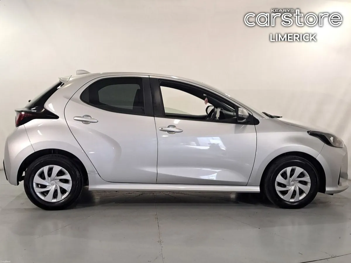 Toyota Yaris 1.5 HYBRID - Image 2