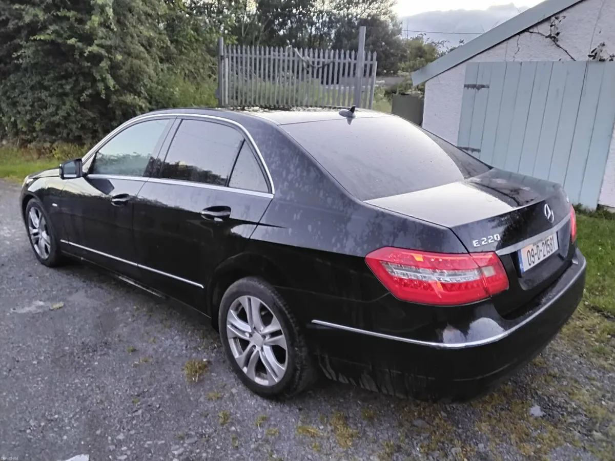 Mercedes benz E220 Automatic - Image 4
