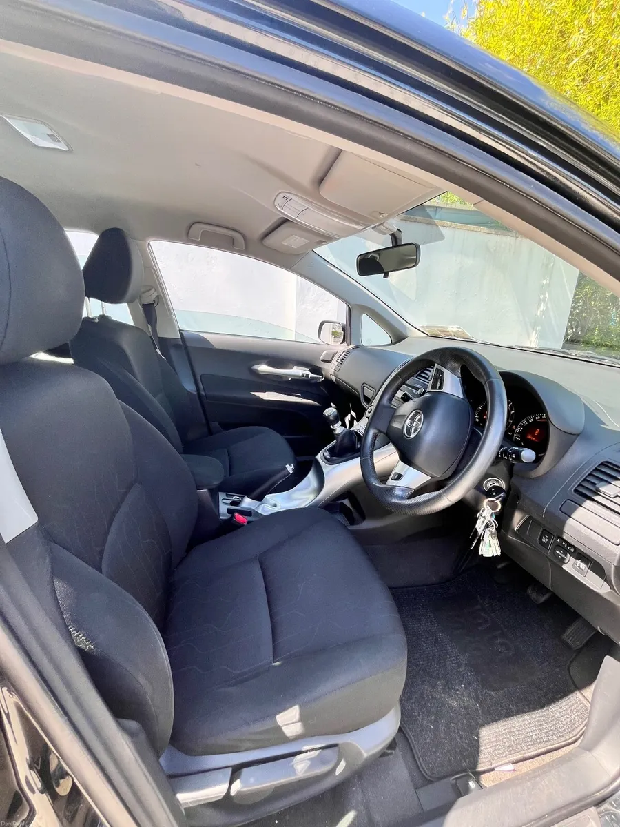 Toyota Auris Terra 1.3 petrol 2011 ( low mileage) - Image 2