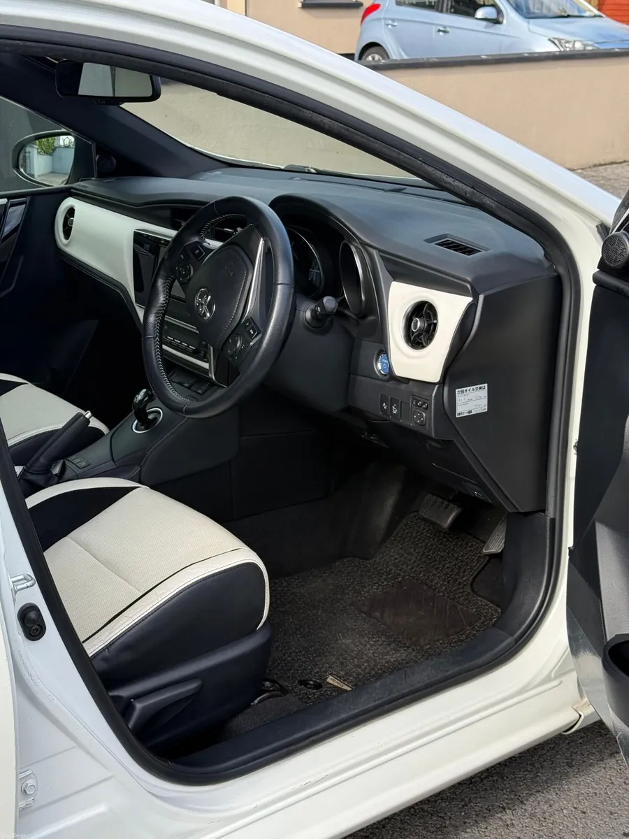 Toyota Auris 2017 - Image 2