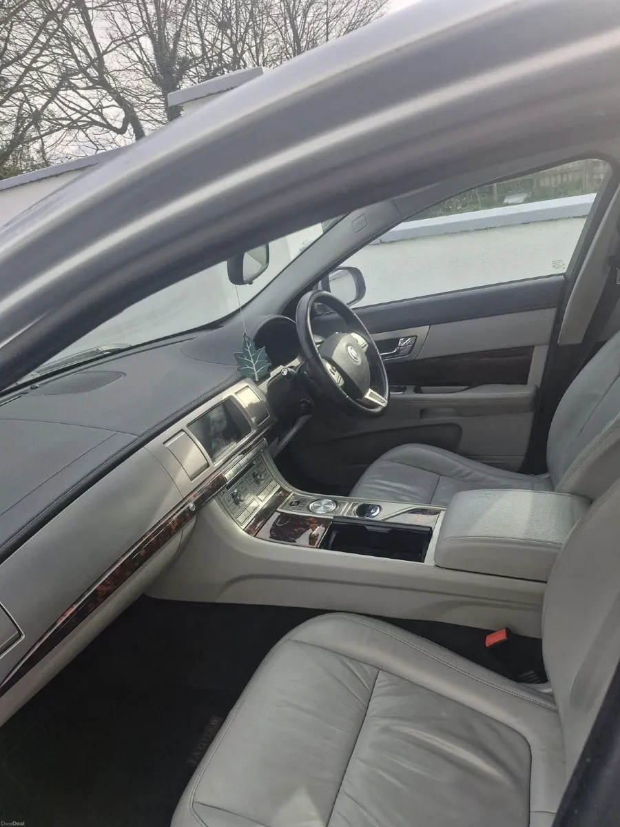 Jaguar XF 2011 - Image 6