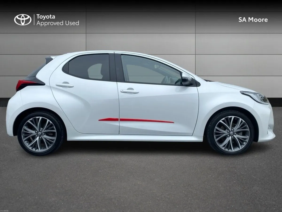 Toyota Yaris HYBRID PLATINUM - Image 3
