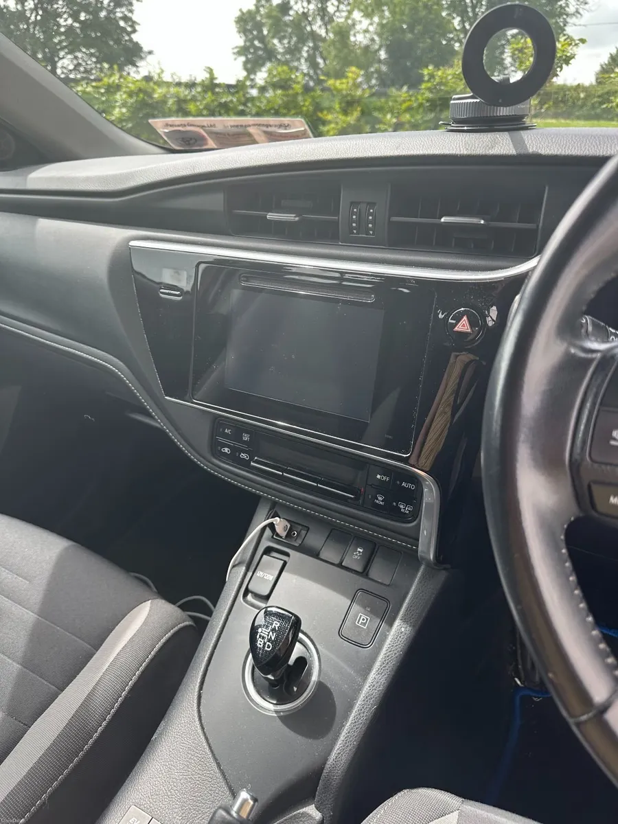 Toyota Auris Petrol Hybrid 2017 - Image 2