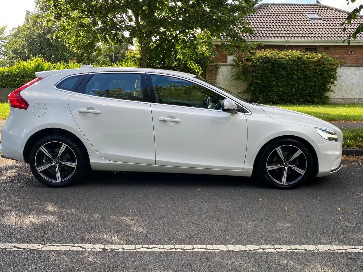 VOLVO V40 2.0D D2 R-DESIGN - Image 6