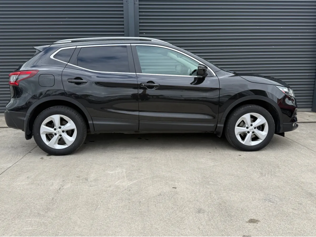 Nissan Qashqai 1.5 SV  ** GLASS ROOF ** - Image 3