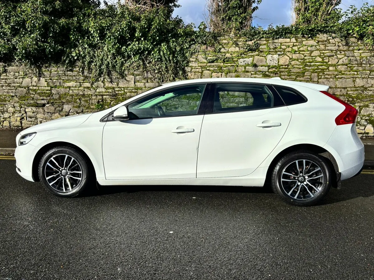 Volvo v40 - Image 2