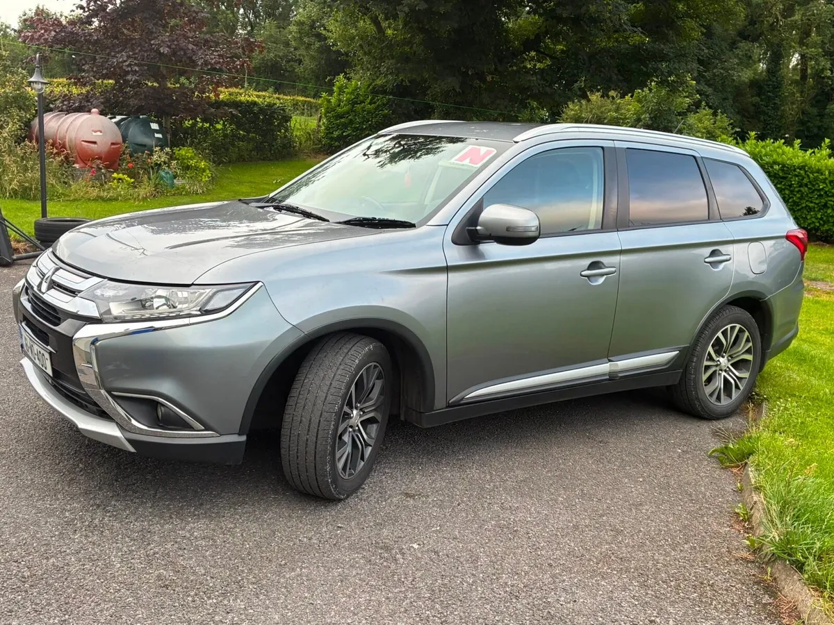 2016 Mitsubishi outlander - Image 2