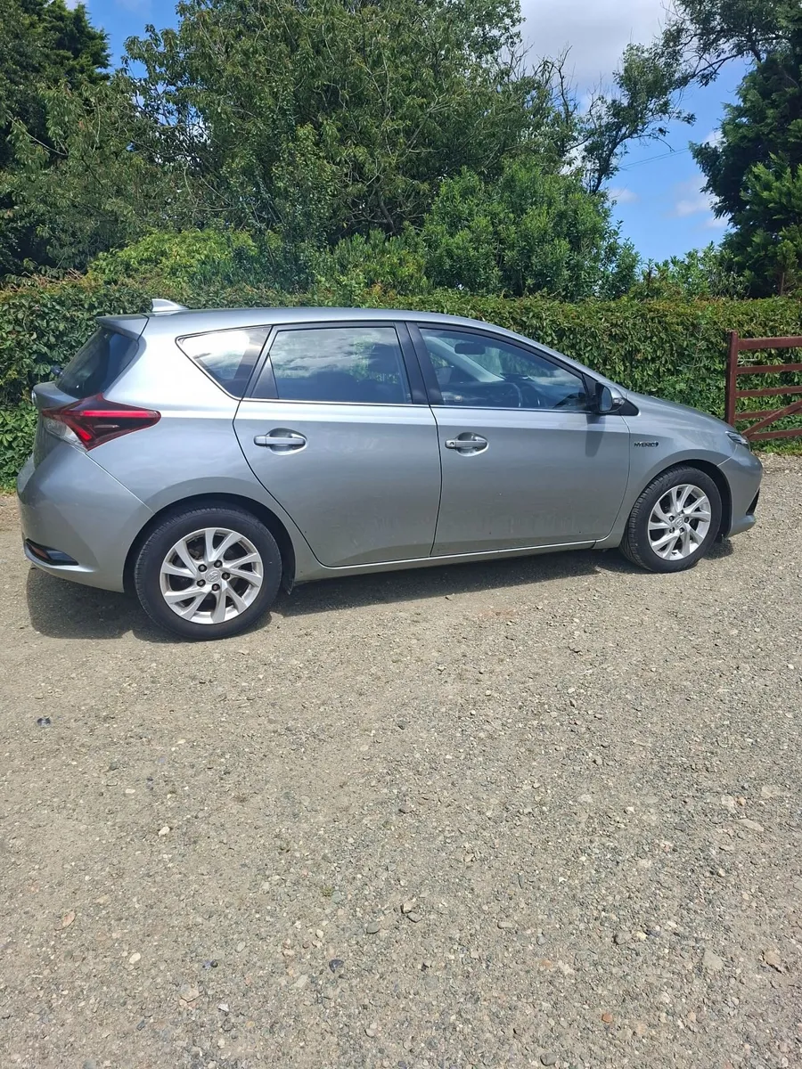Toyota Auris 2017 - Image 2