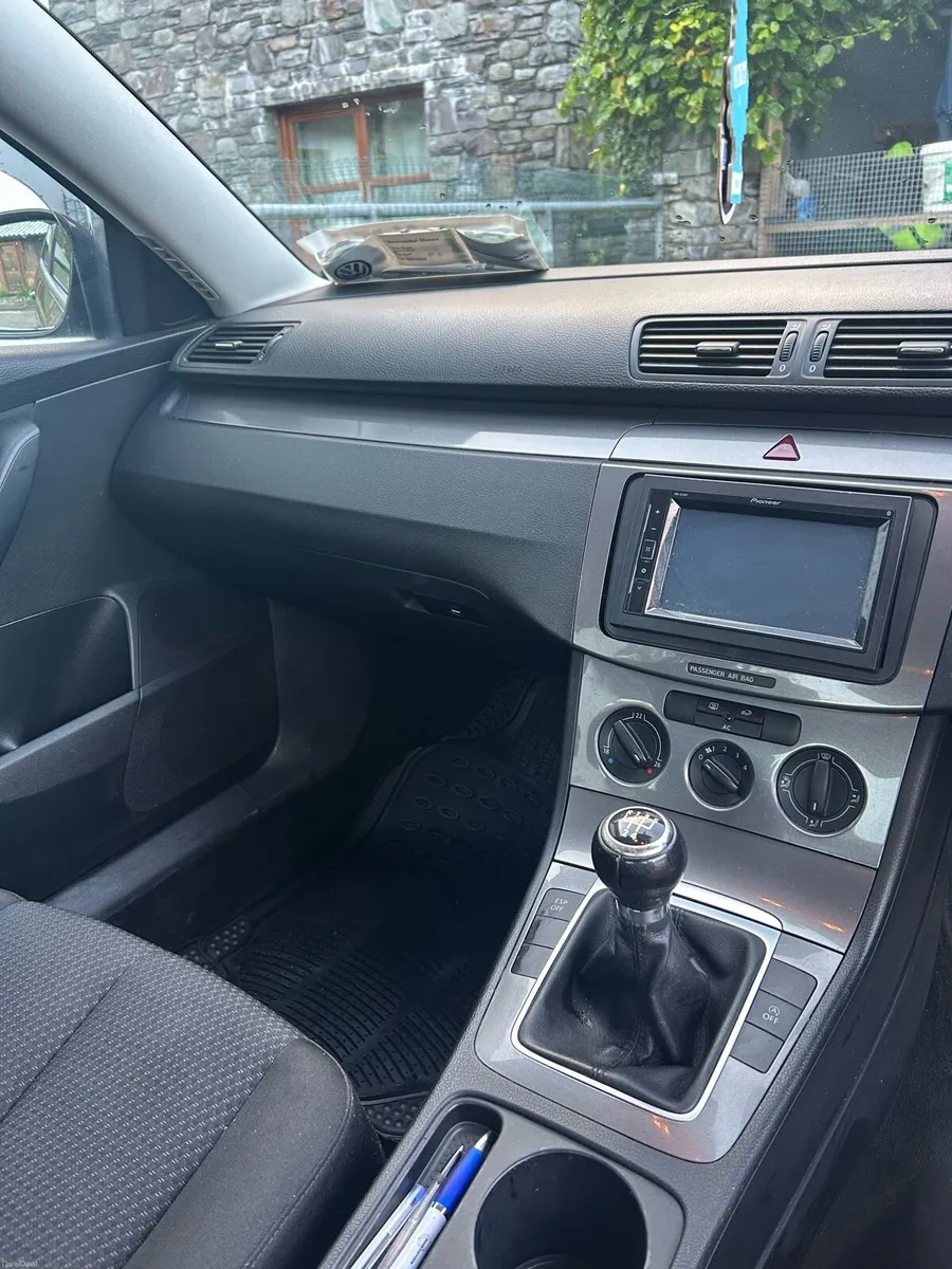 2.0L Volkswagen Passat - Image 5