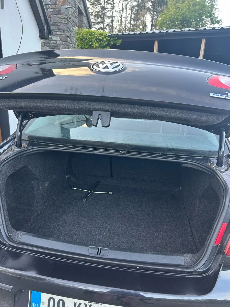 2.0L Volkswagen Passat - Image 6