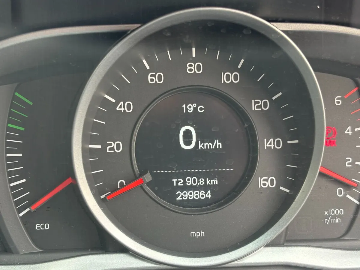 Volvo V60 2013 2.0D D3 Business Edition Mint Con. - Image 2