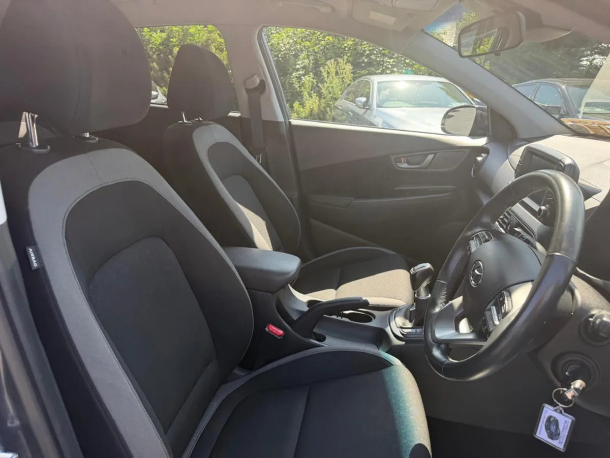 Hyundai KONA KAUAI 2WD EXECUTIVE TWO TONE 5DR - Image 4
