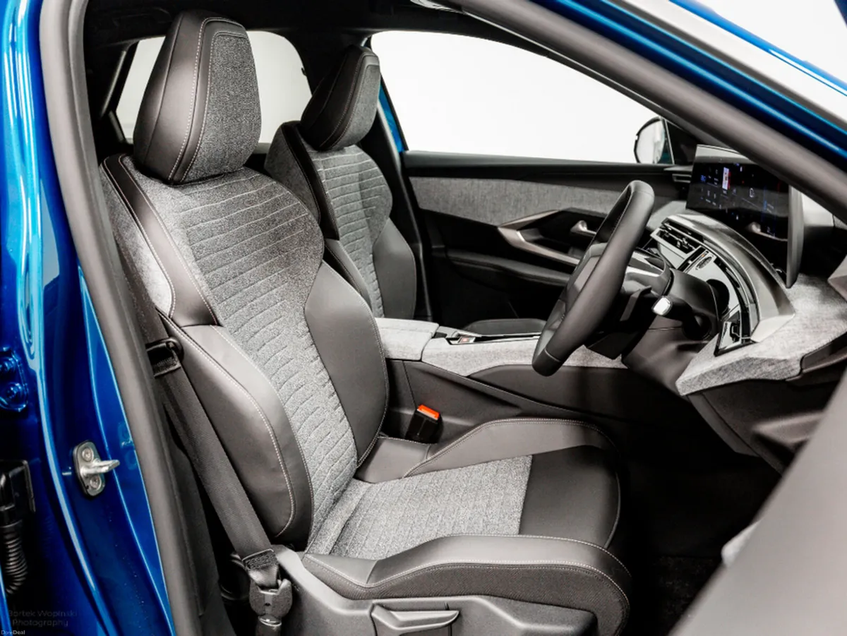 Peugeot 3008 Allure Hybrid Auto 145HP - Image 4