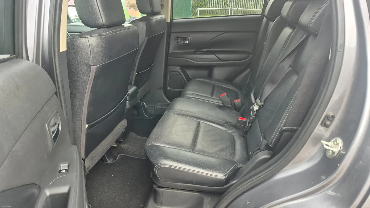 Mitsubishi Outlander 2.3D 4WD 7 SEATER - Image 4