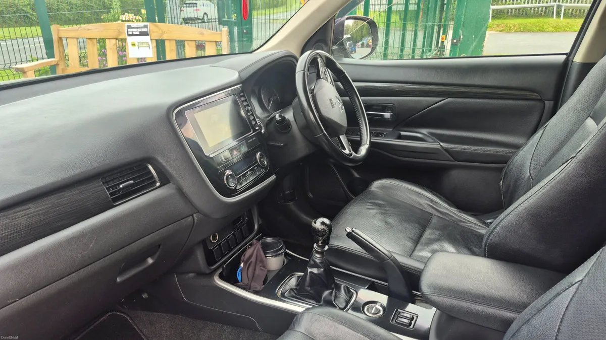 Mitsubishi Outlander 2.3D 4WD 7 SEATER - Image 3