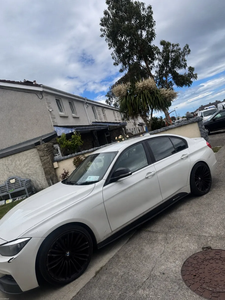 BMW 320 2015 - Image 2