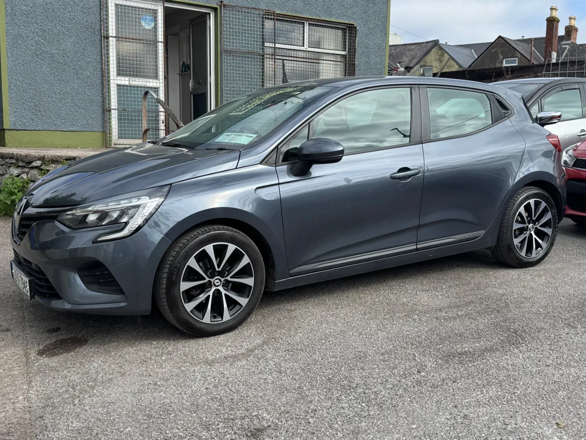 Renault Clio high spec low mileage - Image 4