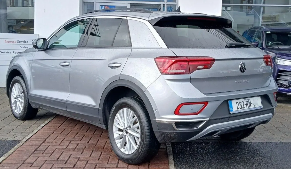Volkswagen T-Roc Life 2.0 TDI 116HP **REAR VIEW CA - Image 3