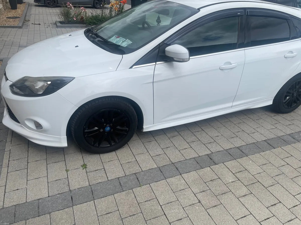 White Ford Focus 2012 - Image 2