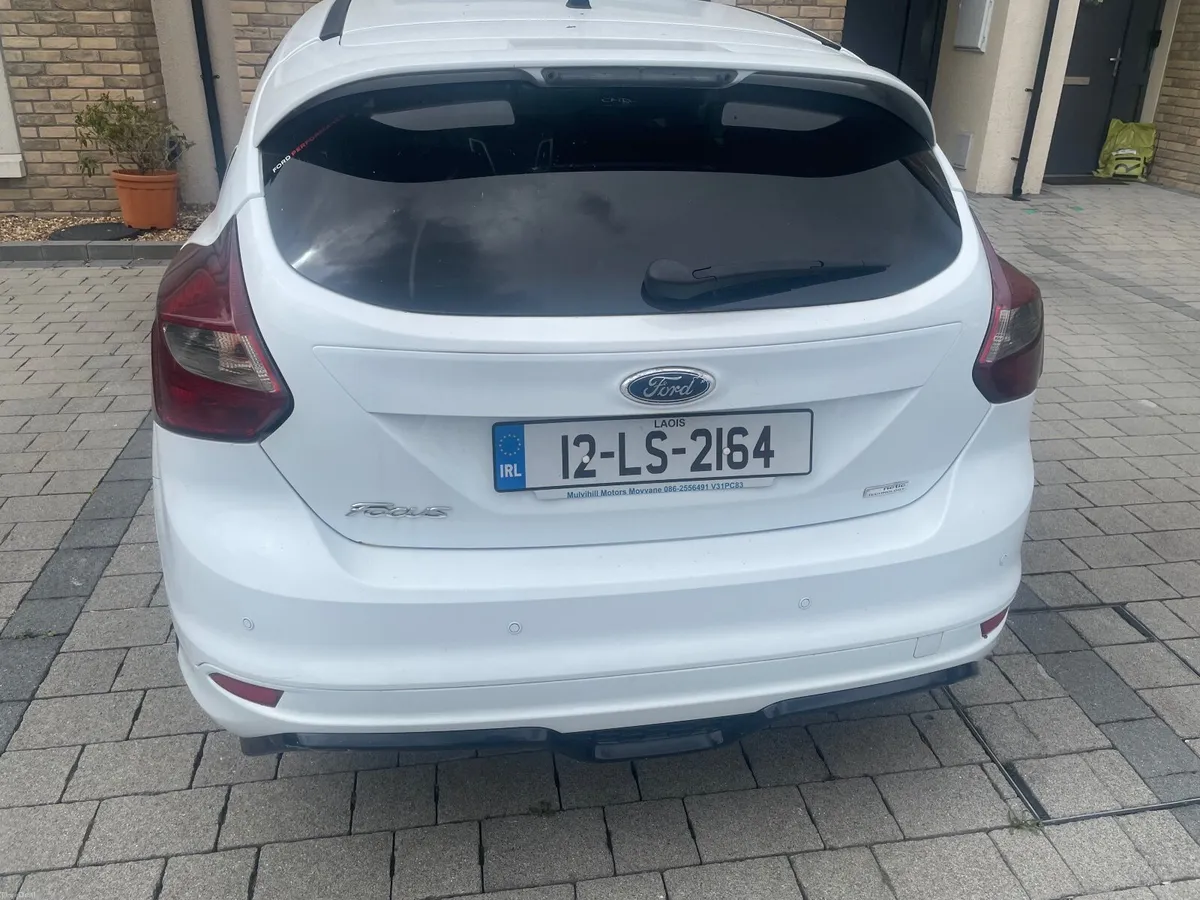 White Ford Focus 2012 - Image 3
