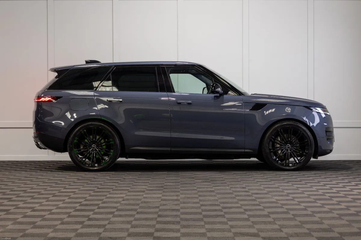 2025 Range Rover Sport P460e SE *Pan Roof - Image 6