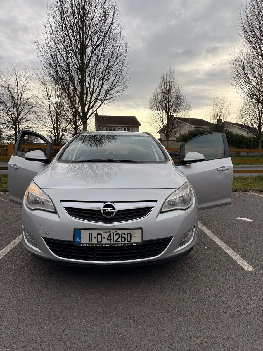 Opel Astra 2011 - Image 2