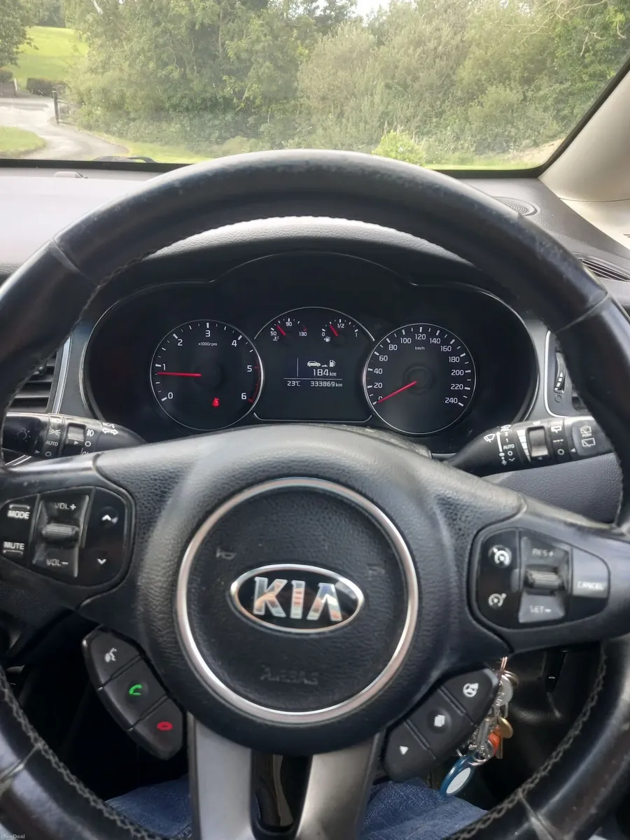 Kia Carens 2015 - Image 2