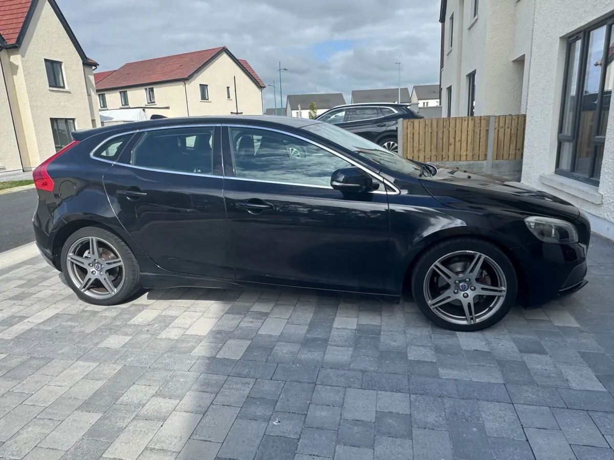 Volvo V40 2014 - Image 1