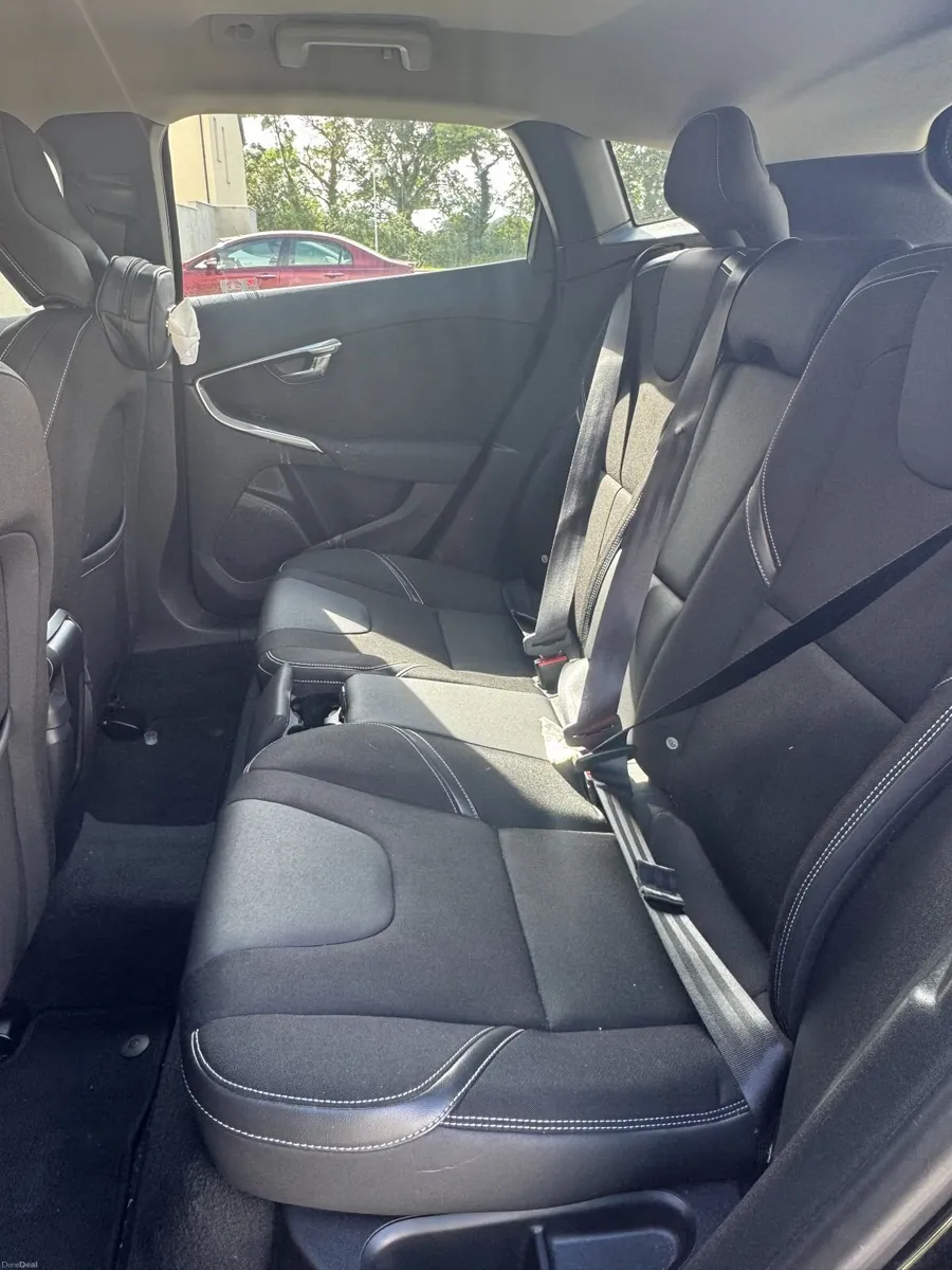 Volvo V40 2014 - Image 2
