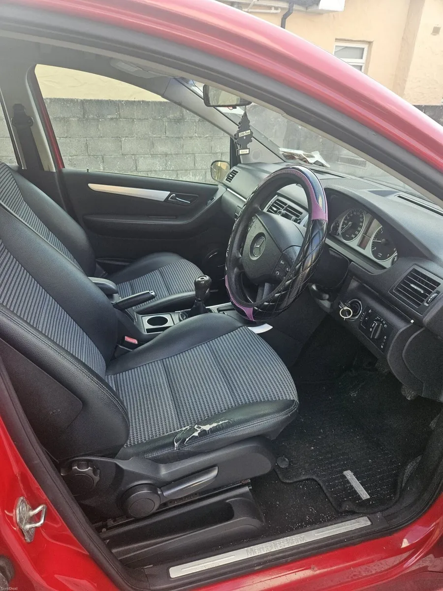 A cheap and low mileage petrol city car - Image 4