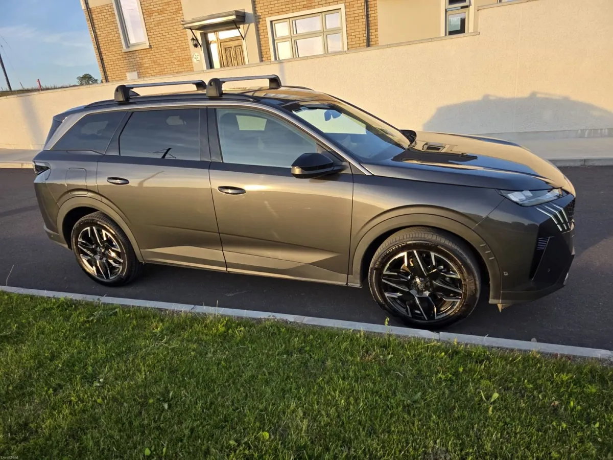 252 Peugeot 5008 Hybrid – 4780 km - Image 2