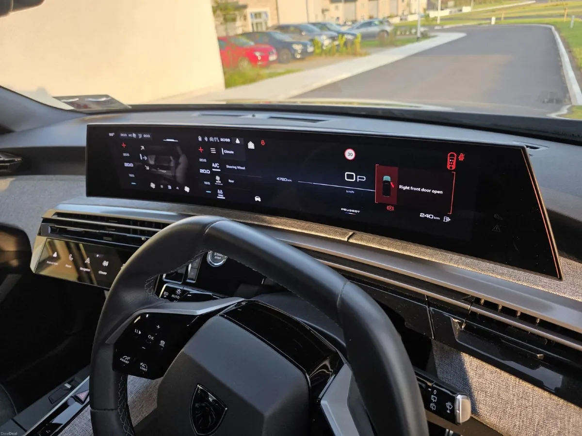 252 Peugeot 5008 Hybrid – 4780 km - Image 3