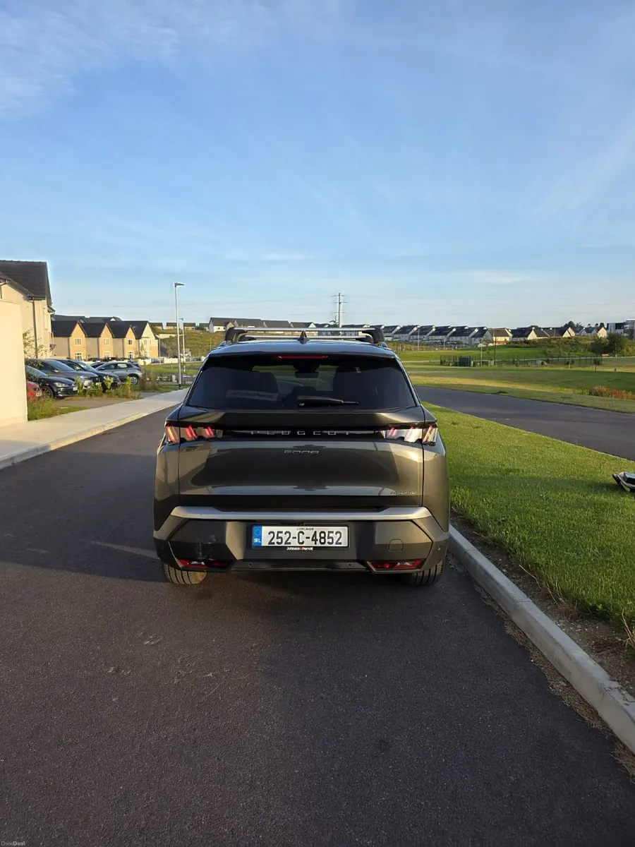 252 Peugeot 5008 Hybrid – 4780 km - Image 4