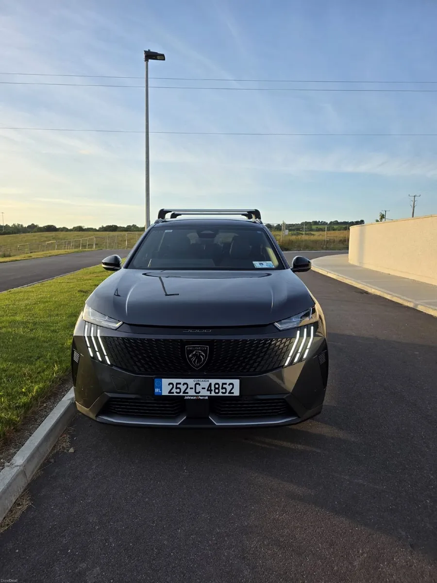 252 Peugeot 5008 Hybrid – 4780 km - Image 1
