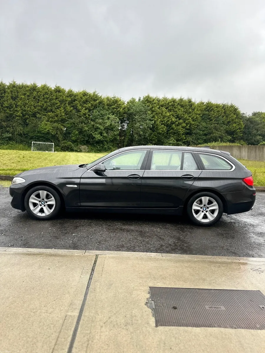 BMW 5-Series 2011 - Image 4
