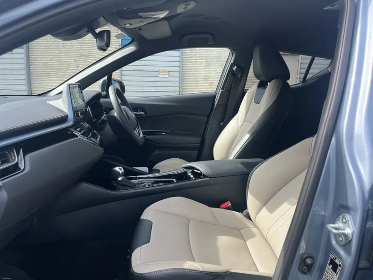 Toyota C-HR HYBRID SPORT // LEATHER HEATED SEATS / - Image 6