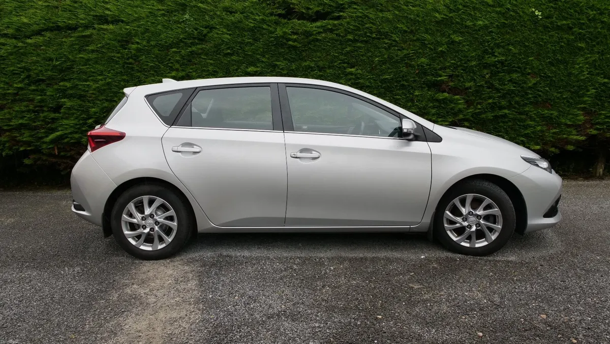 Toyota Auris 2016 - Image 2