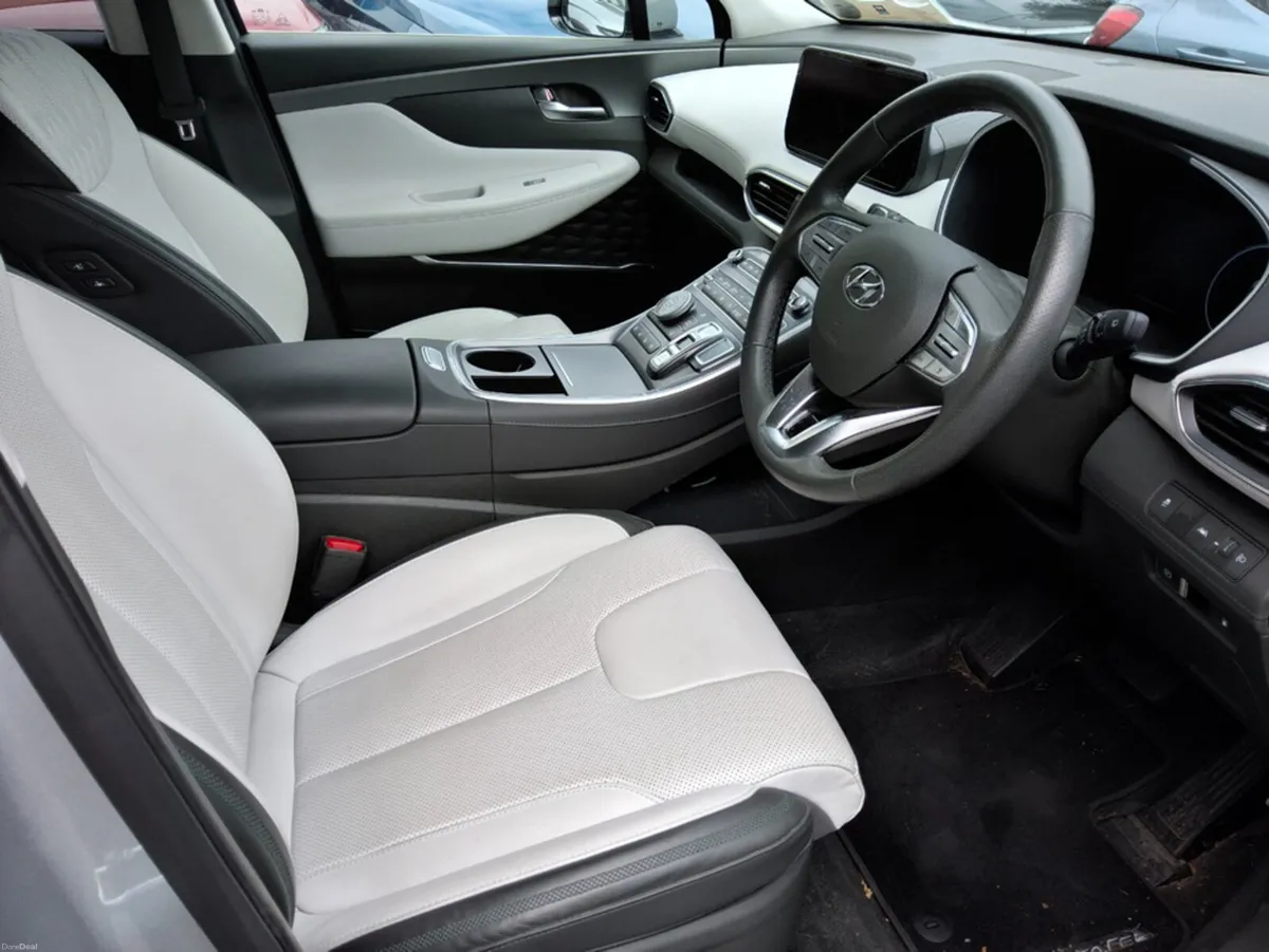Hyundai Santa Fe PHEV 7 SEATS AUTO - Only 11,000 K - Image 4