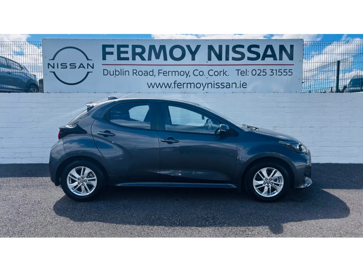 Toyota Yaris AUTOMATIC VERY LOW MILEAGE 1 PRIVATE - Image 2