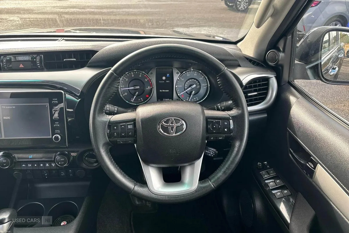 Toyota Hilux 2.8 D-4D Invincible Auto 4WD Euro 6 ( - Image 6