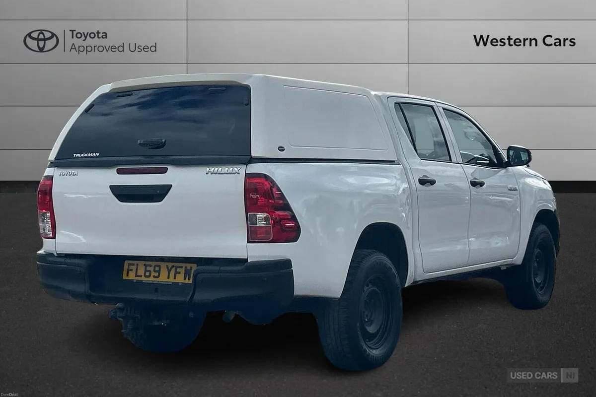 Toyota Hilux 2.4 D-4D Active 4WD Euro 6 4dr (3.5t) - Image 2