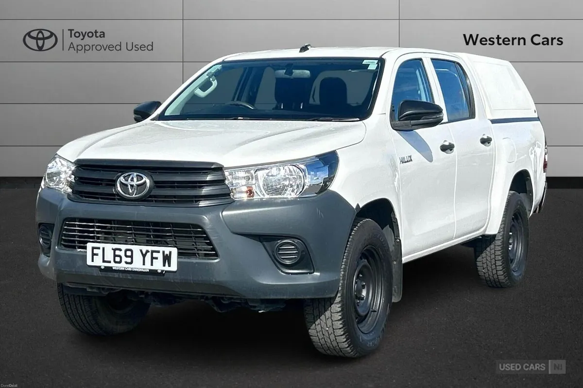 Toyota Hilux 2.4 D-4D Active 4WD Euro 6 4dr (3.5t) - Image 3