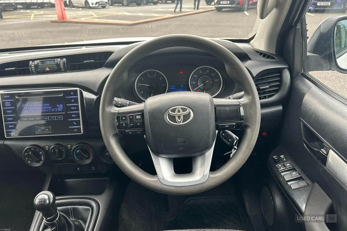 Toyota Hilux 2.4 D-4D Active 4WD Euro 6 4dr (3.5t) - Image 6