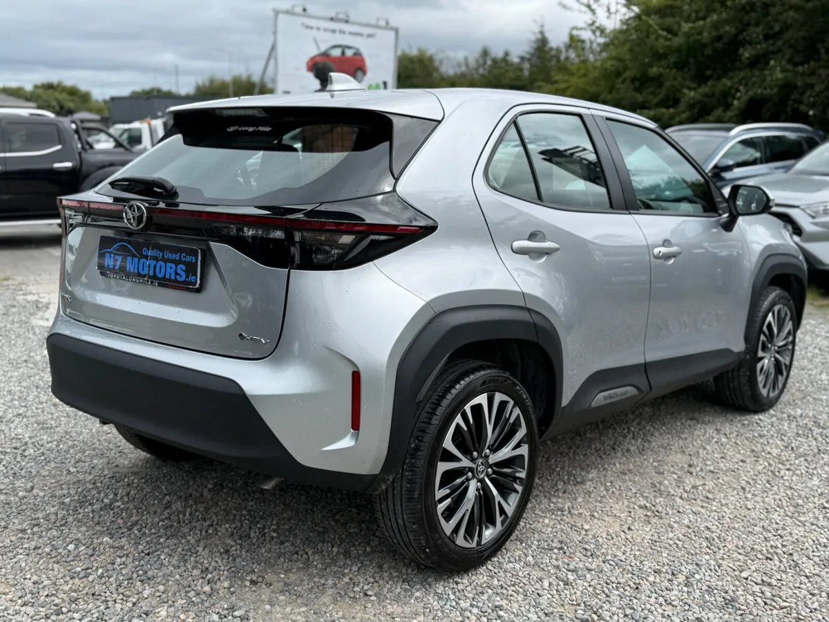 2024 Toyota Yaris Cross 1.5 HYBRID LUNA AUTO - Image 3
