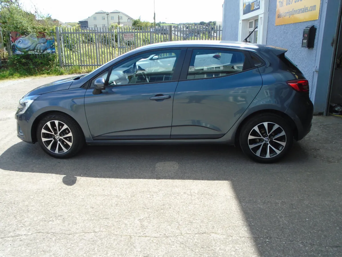 Renault Clio 2022 ICONIC TCE 90 - Image 4