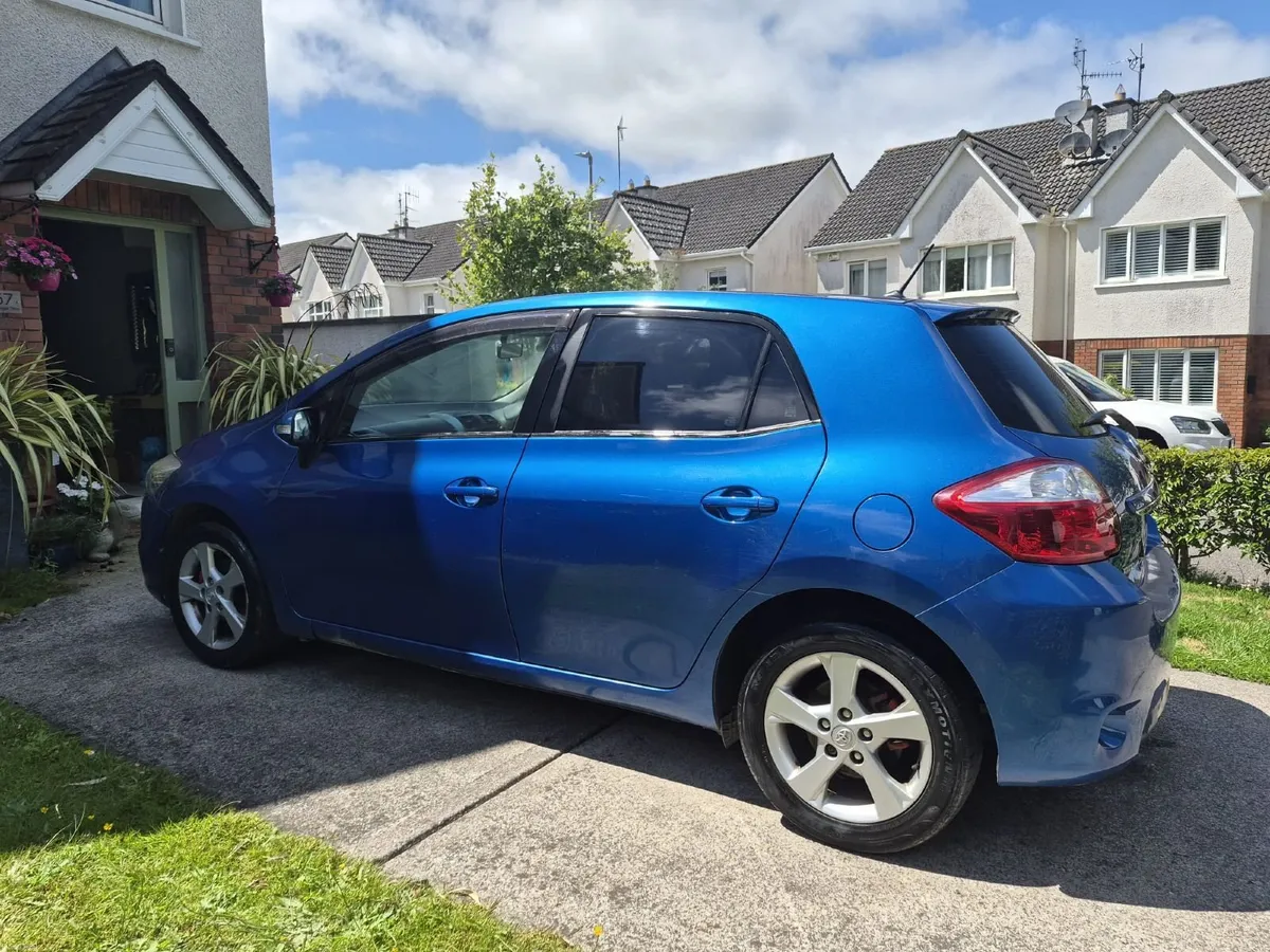 Toyota Auris 2011 - Image 2