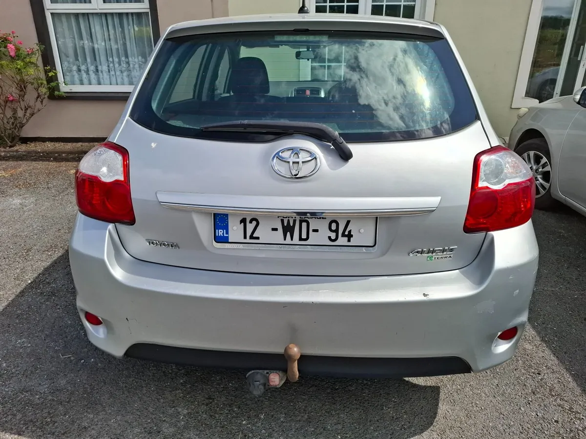 Toyota Auris 2012 - Image 2
